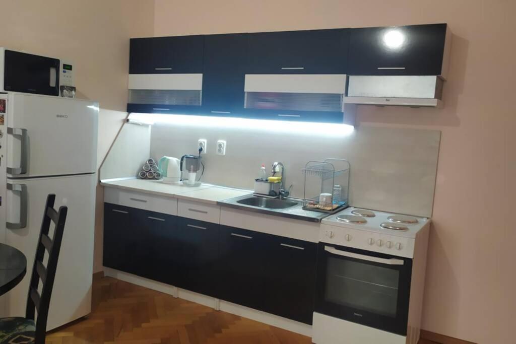 Lovely City Center 1Bd, 1Bt Apartment Софія Екстер'єр фото
